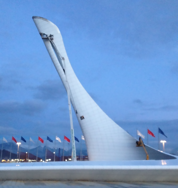 Nahezu fertiggestellte Struktur der olympischen Fackel im Dezember 2013, Durchführung der Schwingungsmessungen vor Ort