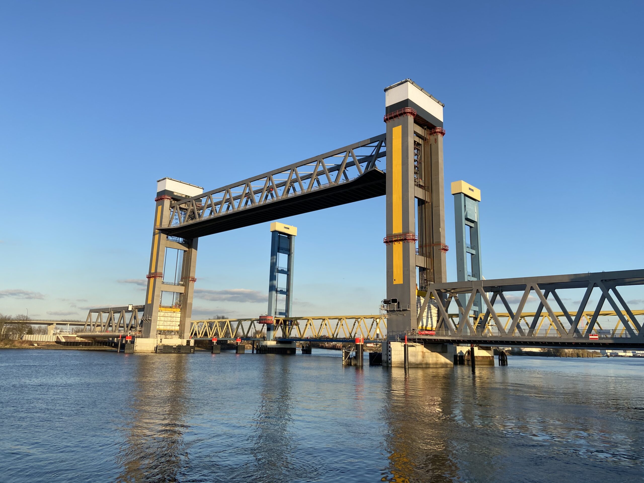 Neue Bahnbrücke Kattwyk in Hamburg